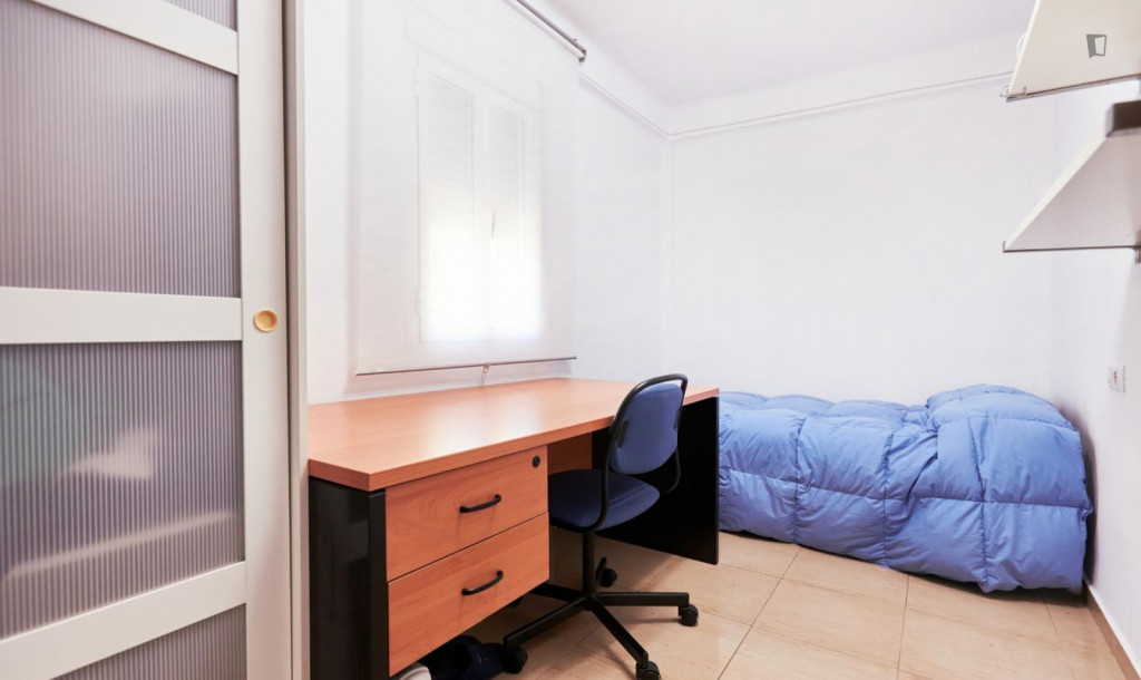 Welcoming single bedroom near the Parque de los Príncipes metro - Séville - chambre - ImmoJeune