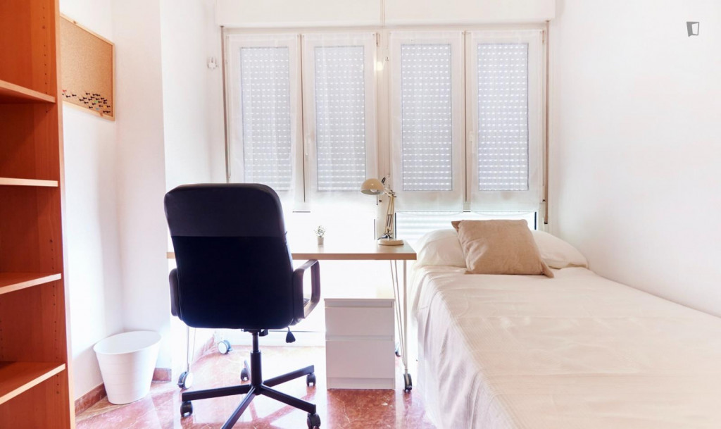 Lovely single bedroom close to the Nervión Plaza - Séville - chambre - ImmoJeune