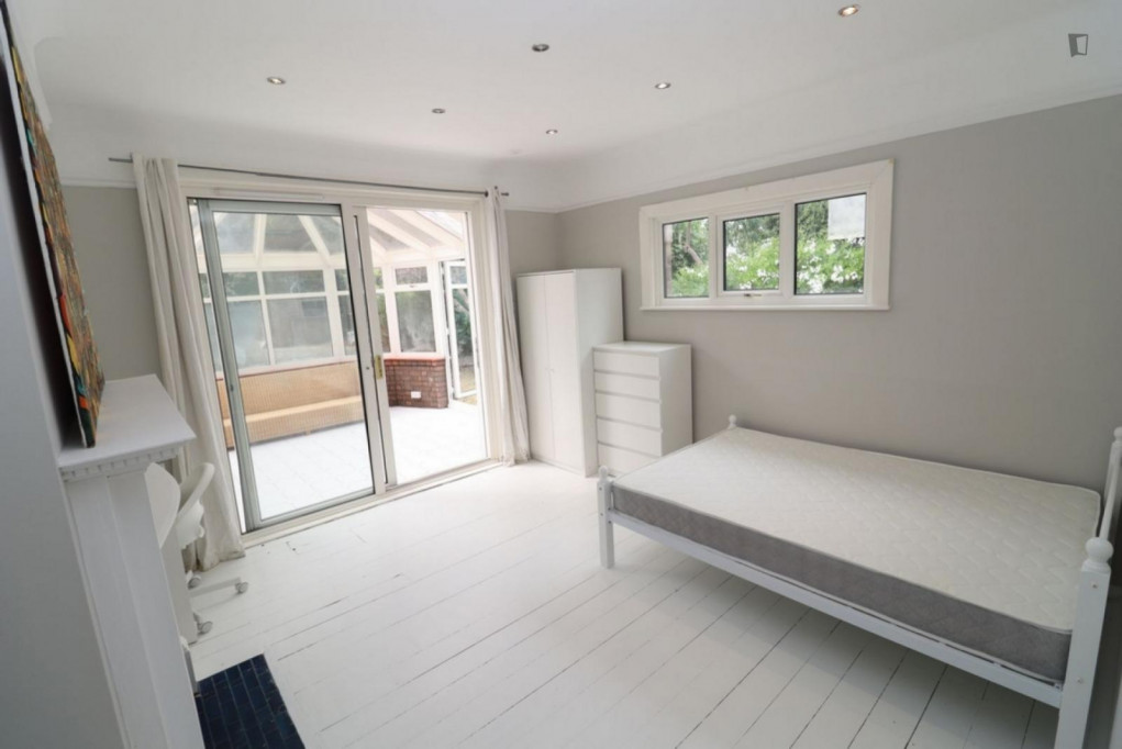 Welcoming bedroom in a shared flat in Brixton - London - chambre - ImmoJeune