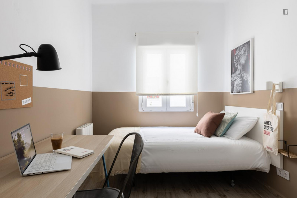 Snug single bedroom near Juan de la Cierva metro station - Madrid - chambre - ImmoJeune