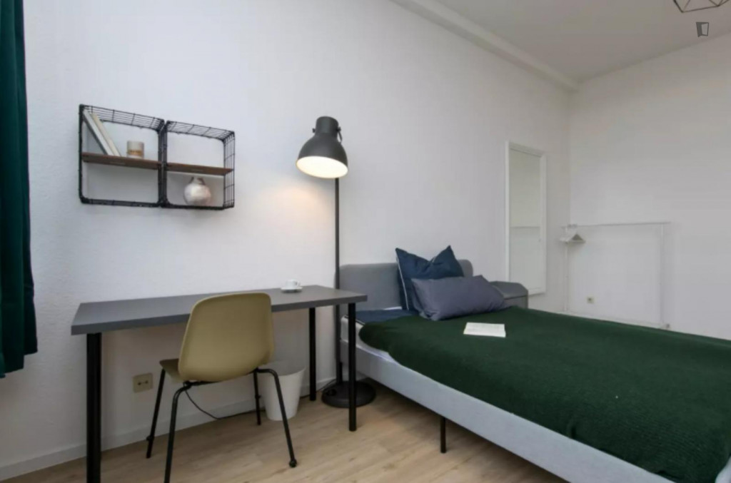 Snug single bedroom with a balcony, near the Ernst-Reuter-Platz metro - Berlin - chambre - ImmoJeune
