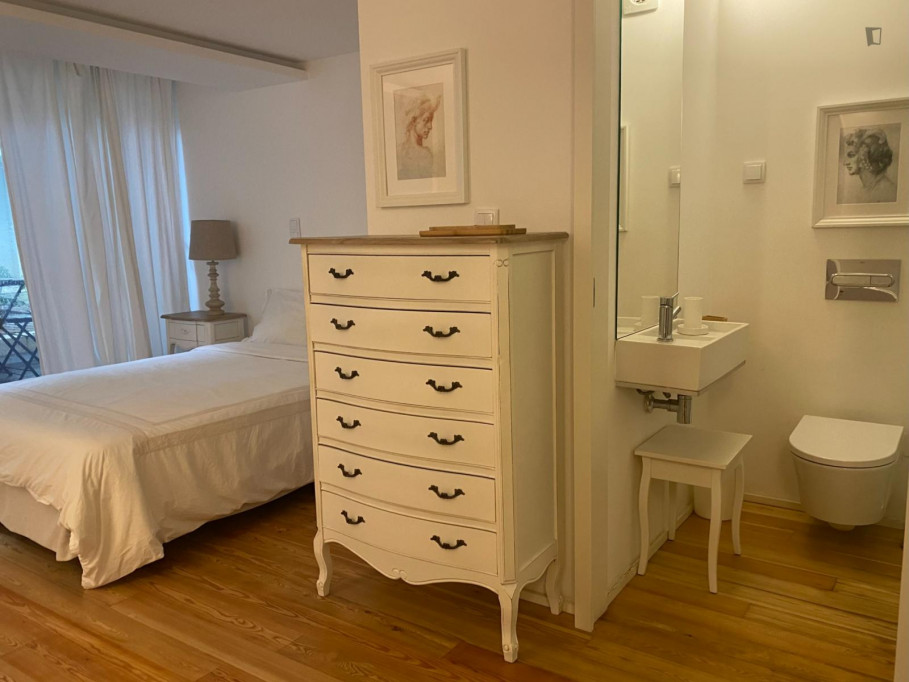 Enchanting double ensuite bedroom next to Arroios metro station - Lisbonne - chambre - ImmoJeune