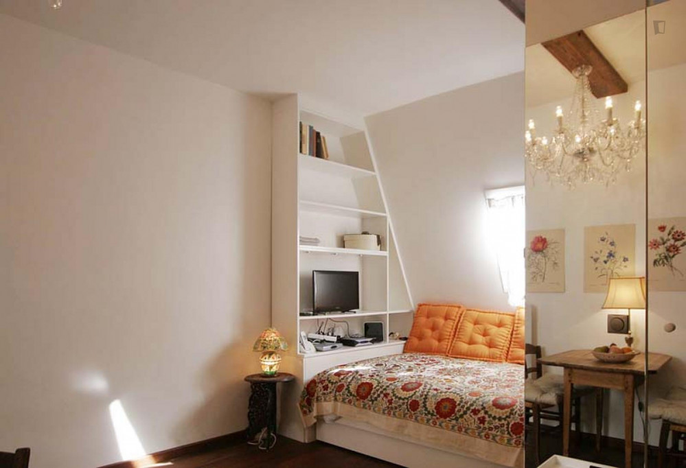 Fashionable studio apartment in classic Monnaie neighbourhood