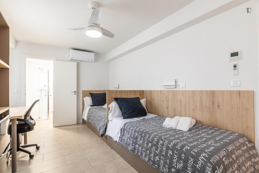 Pleasant twin ensuite bedroom in Ciutat Vella - Valence - chambre - ImmoJeune