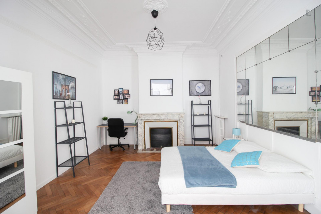Spacious bedroom in a lovely house in Bordeaux