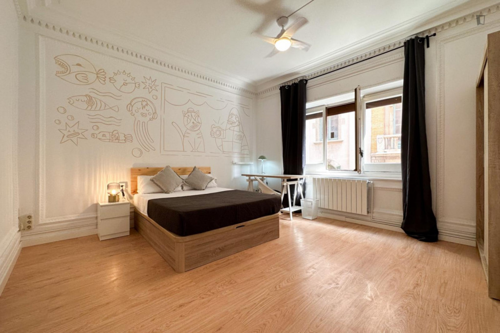 Large double bedroom near the popular Plaça de Catalunya - Barcelone - chambre - ImmoJeune
