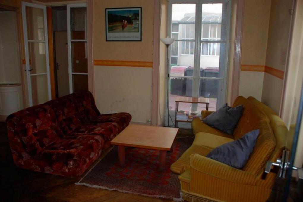 Comfy single bedroom in student residence