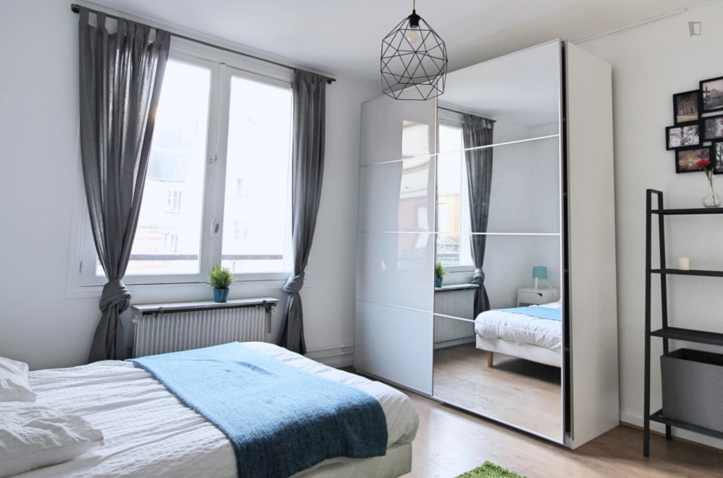 Attractive double bedroom near Jardins de l'avenue Foch