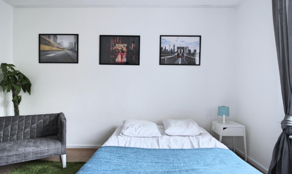 Attractive double bedroom near Jardins de l'avenue Foch