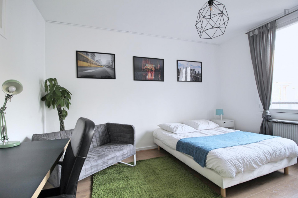 Attractive double bedroom near Jardins de l'avenue Foch