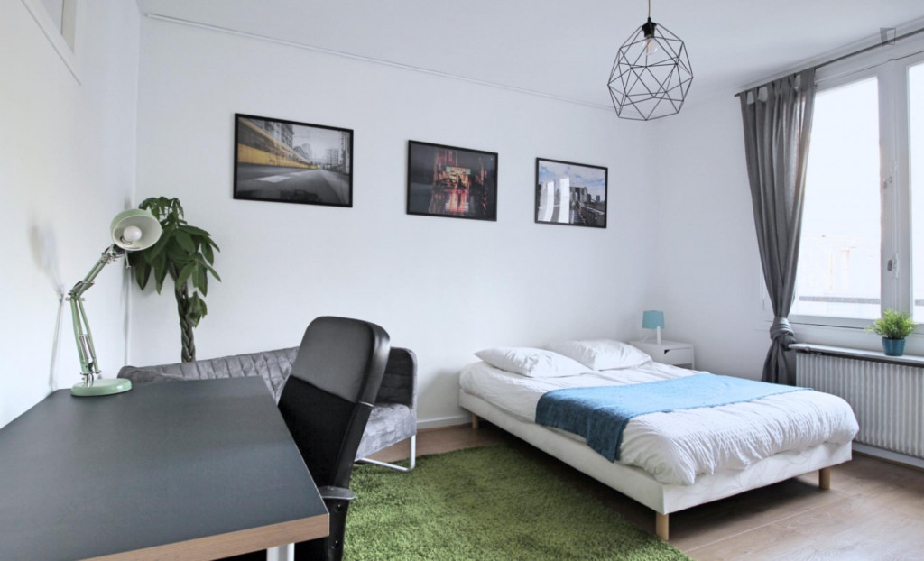 Attractive double bedroom near Jardins de l'avenue Foch