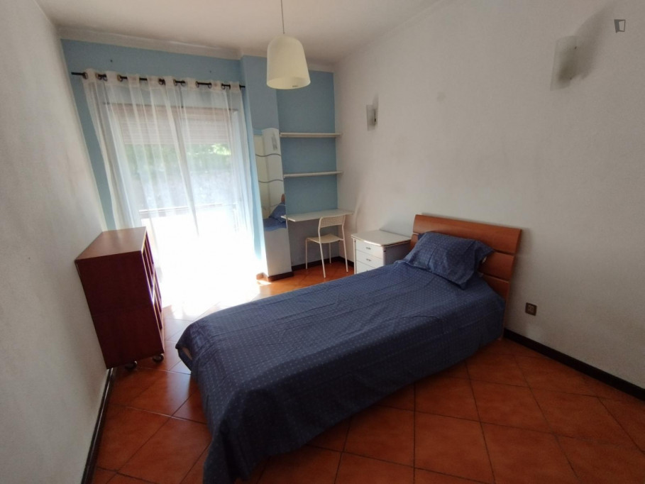 Single bedroom, with balcony, in 5-bedroom apartment - Coimbra - chambre - ImmoJeune