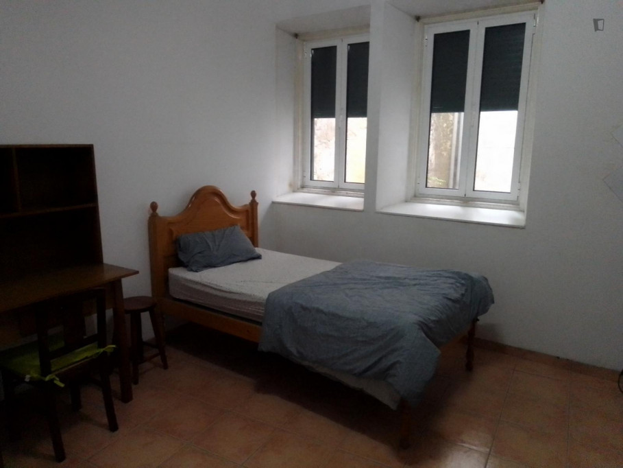 Single bedroom in 10-bedroom apartment - Coimbra - chambre - ImmoJeune