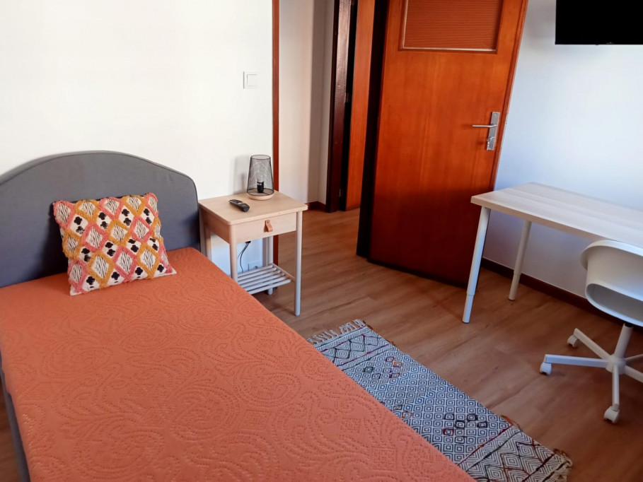 Beautiful single bedroom close to Coimbra stadium - Coimbra - chambre - ImmoJeune