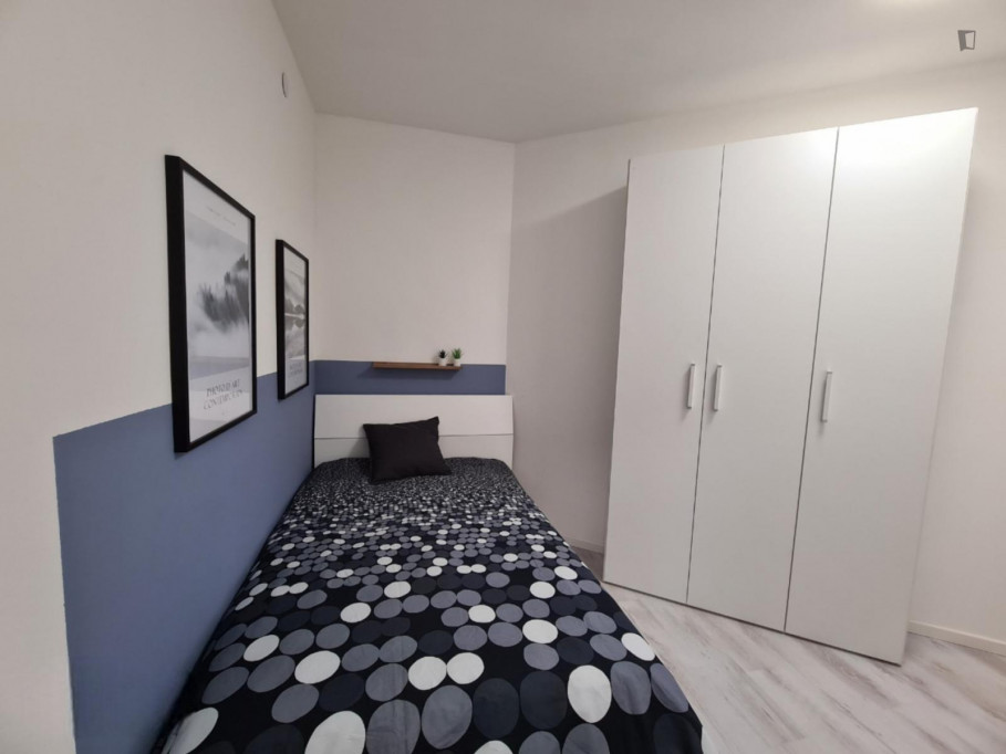 Inviting single bedroom in a 5-bedroom flat close to the train station - Padova - chambre - ImmoJeune