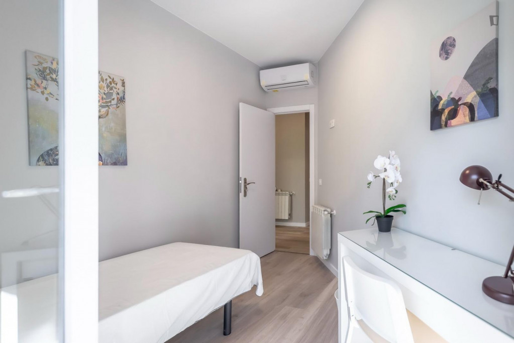 Appealing single bedroom with balcony and outside area - Madrid - chambre - ImmoJeune