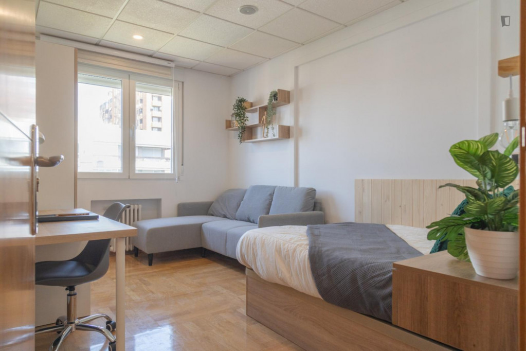 Charming single bedroom not far from Cuzco metro station - Madrid - chambre - ImmoJeune