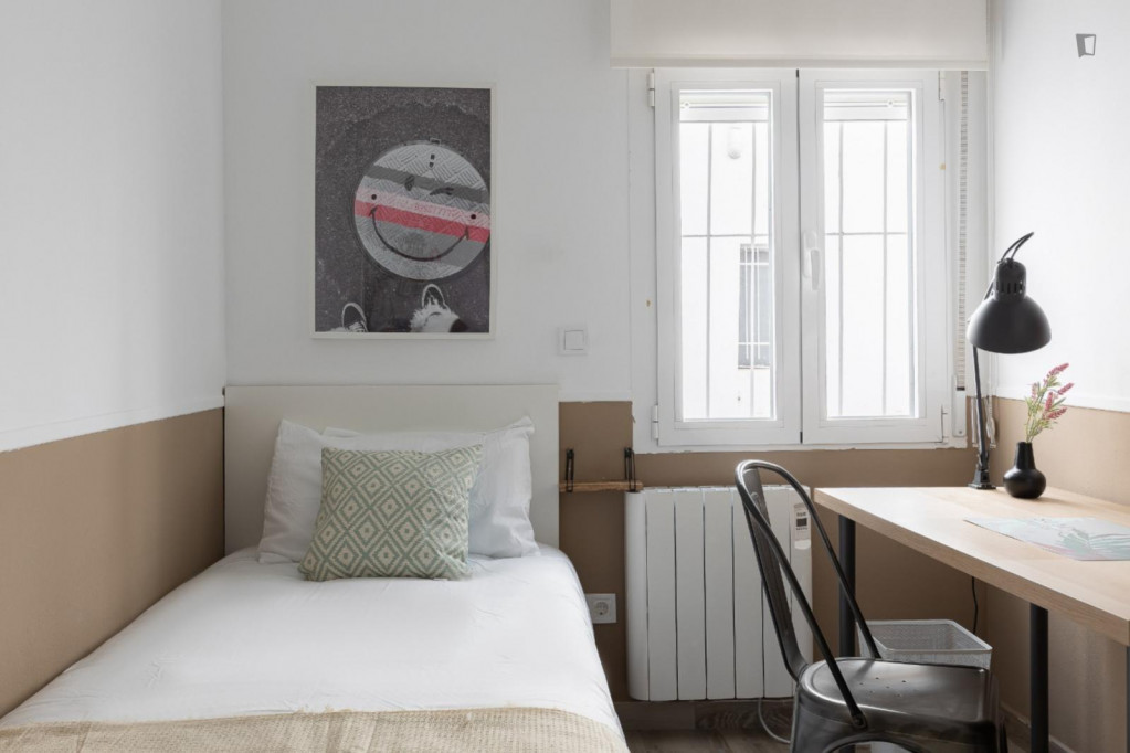Welcoming single bedroom neat to Juan de la Cierva metro station - Madrid - chambre - ImmoJeune