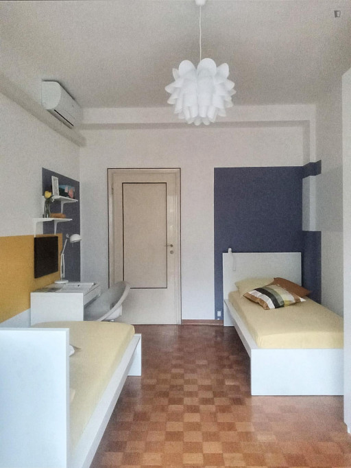 Bed in a colourful twin bedroom, near the Maciachini metro - Milan - chambre - ImmoJeune