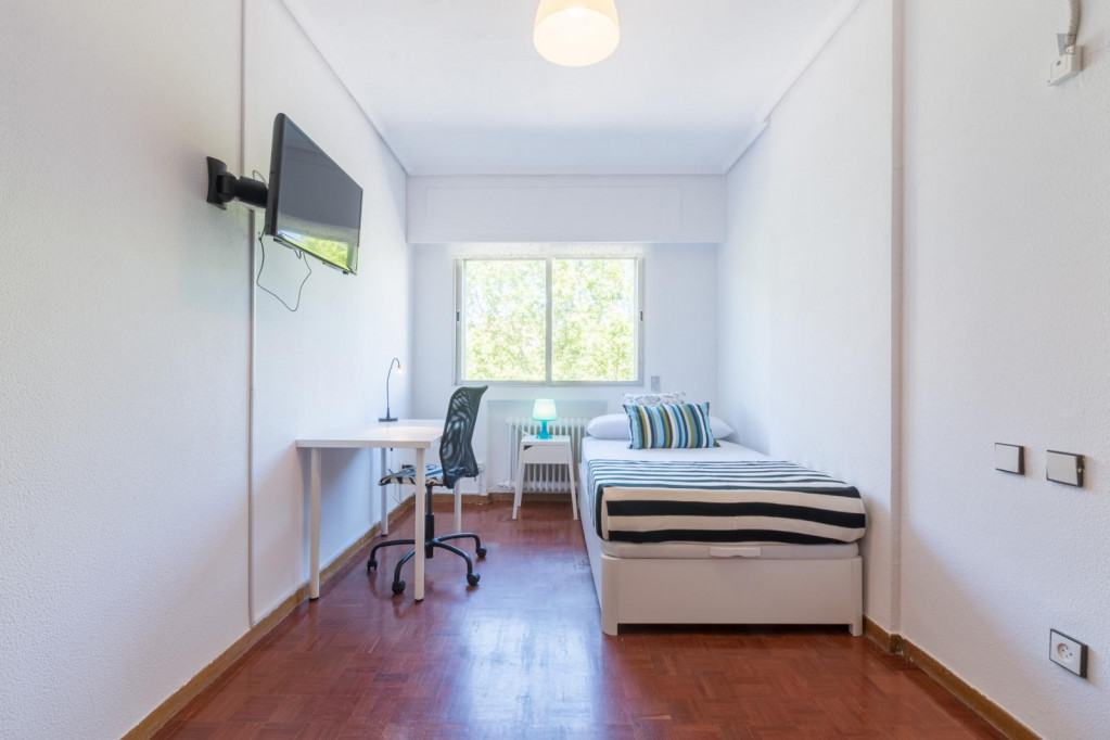 Attractive single bedroom next to the Guzmán el Bueno metro station - Madrid - chambre - ImmoJeune