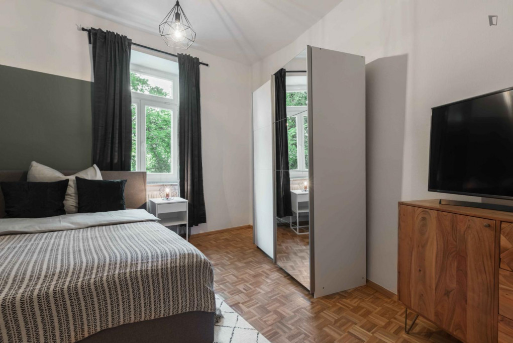 Comfortable double bedroom in a 4-bedroom apartment in Steinhausen - Munich - chambre - ImmoJeune