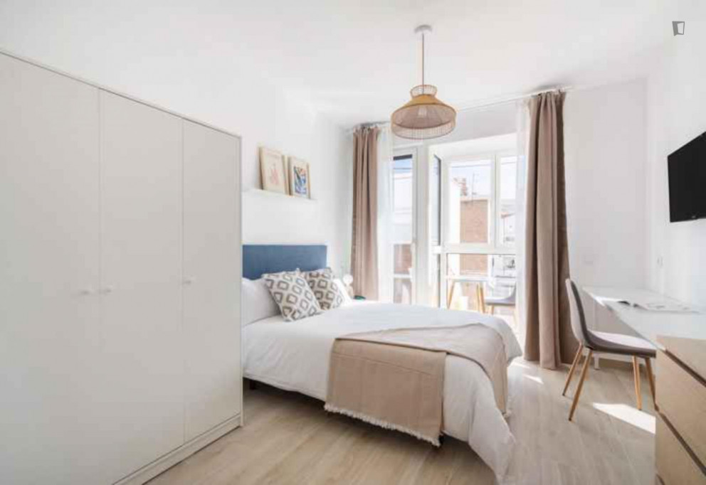 Snug single ensuite bedroom near Parque de La Ventilla - Madrid - chambre - ImmoJeune