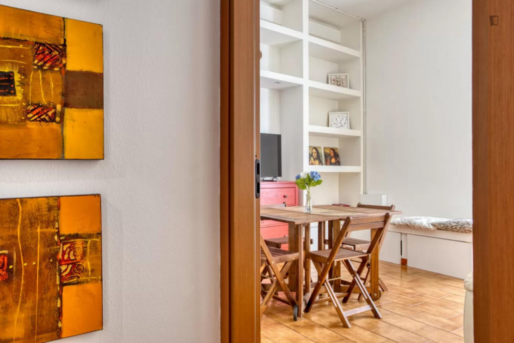 Sunny 1-bedroom apartment in Chinatown