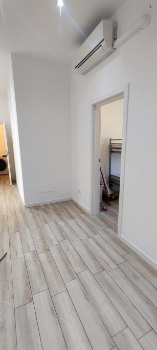Fully-furnished 2-bedroom flat near the central train station