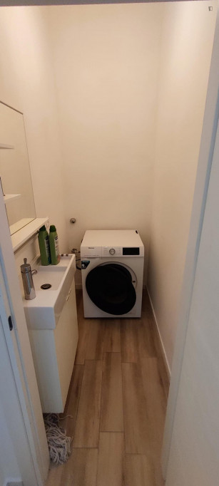 Fully-furnished 2-bedroom flat near the central train station