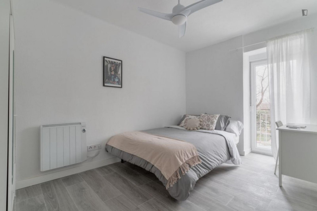 Breezy double bedroom near the Villaverde Bajo-Cruce metro - Madrid - chambre - ImmoJeune