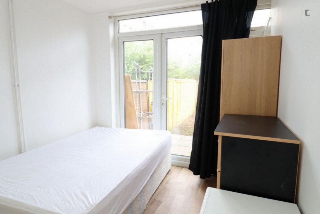 Bright double bedroom with outdoor area close to Bethnal Green train station - London - chambre - ImmoJeune