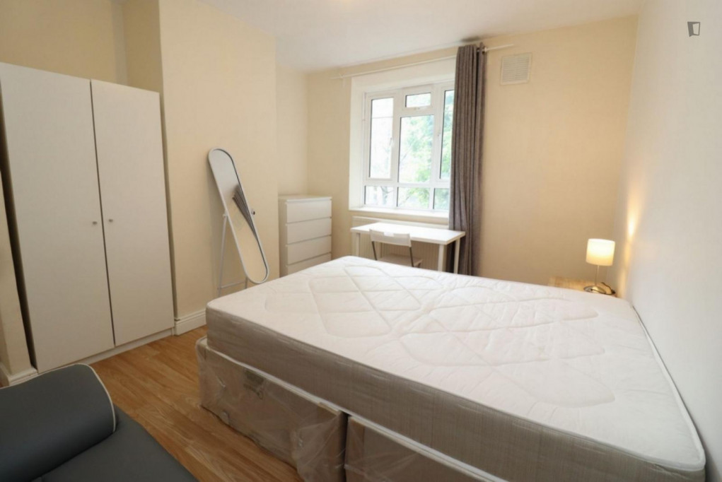 Spacious double bedroom near White City tube station - London - chambre - ImmoJeune