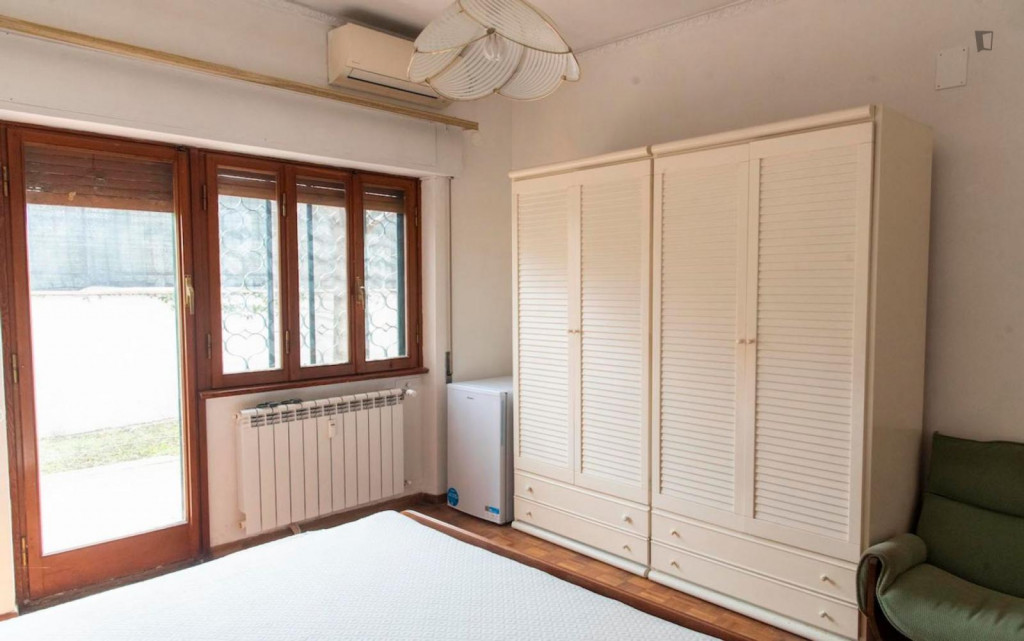 Tidy single bedroom in a 6-bed flat close to Laurentina metro station - Rome - chambre - ImmoJeune