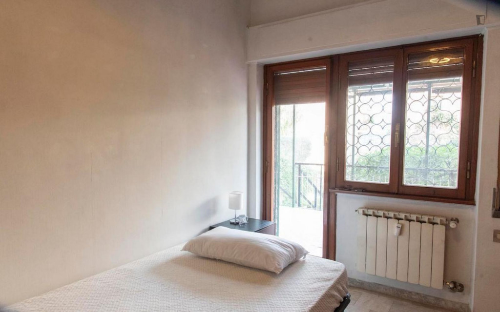 Cosy single bedroom in a 6-bed flat near Laurentina metro station - Rome - chambre - ImmoJeune