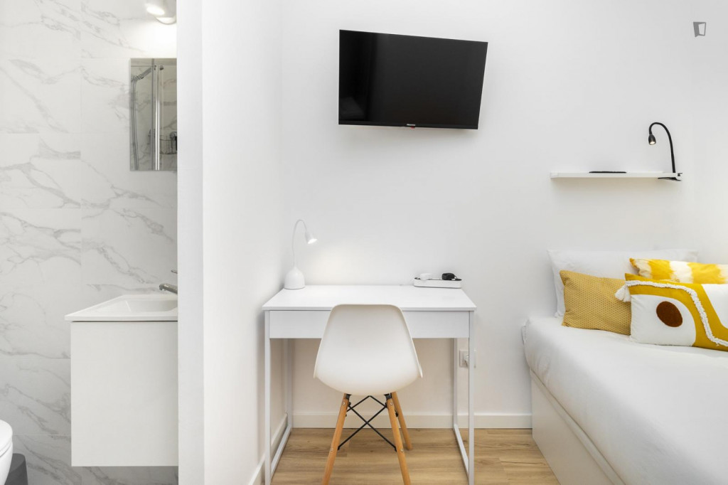 Bright single ensuite bedroom in Penha de França - Lisbonne - chambre - ImmoJeune