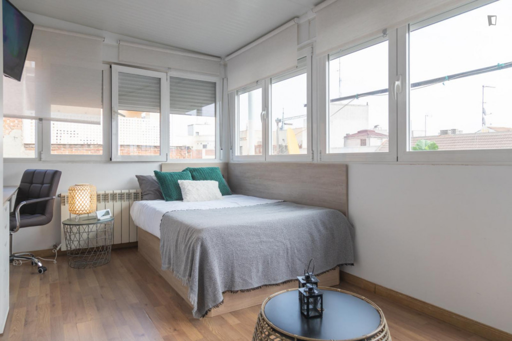 Bright Double Bedroom Near The Argüelles Metro - Madrid - chambre - ImmoJeune
