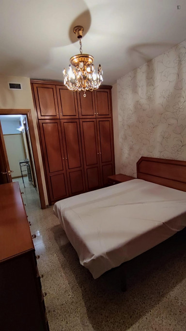 Homely double bedroom near the Santa Eulàlia metro - Barcelone - chambre - ImmoJeune