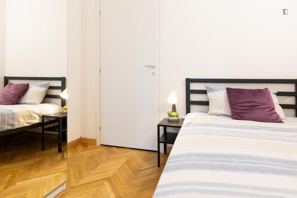 Inviting single bedroom with balcony flat near Porta Romana train station - Milan - chambre - ImmoJeune