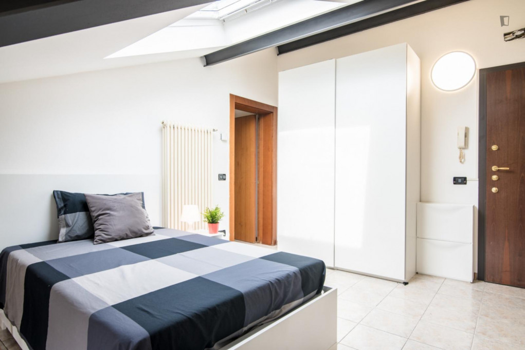 Excellent single ensuite bedroom with privater kitchenette, in Quartiere 2 Nord