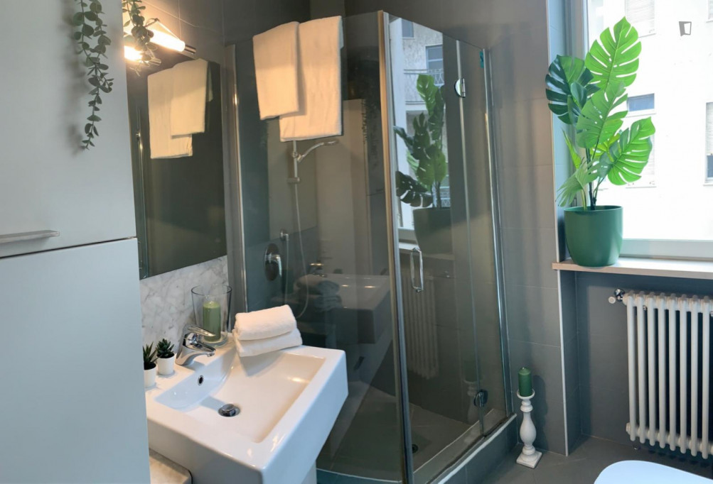Large Great looking single bedroom in a property with balcony - Milan - chambre - ImmoJeune