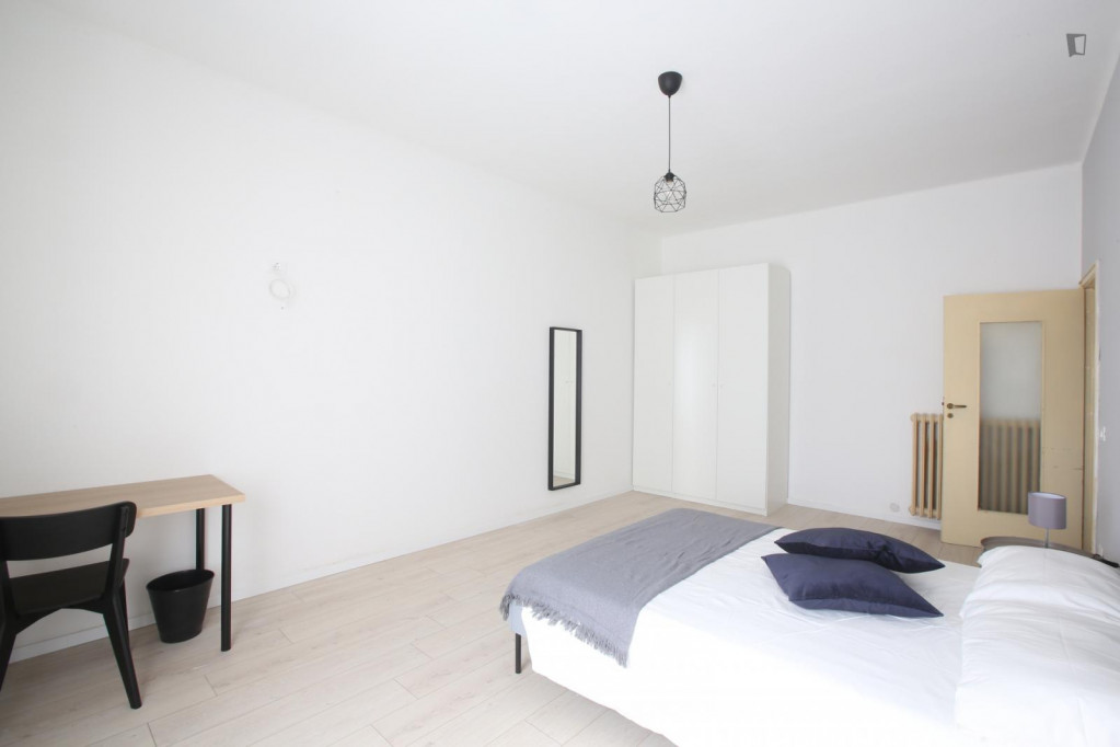 Restful double bedroom in proximity to Parco XXII Aprile - Modena - chambre - ImmoJeune