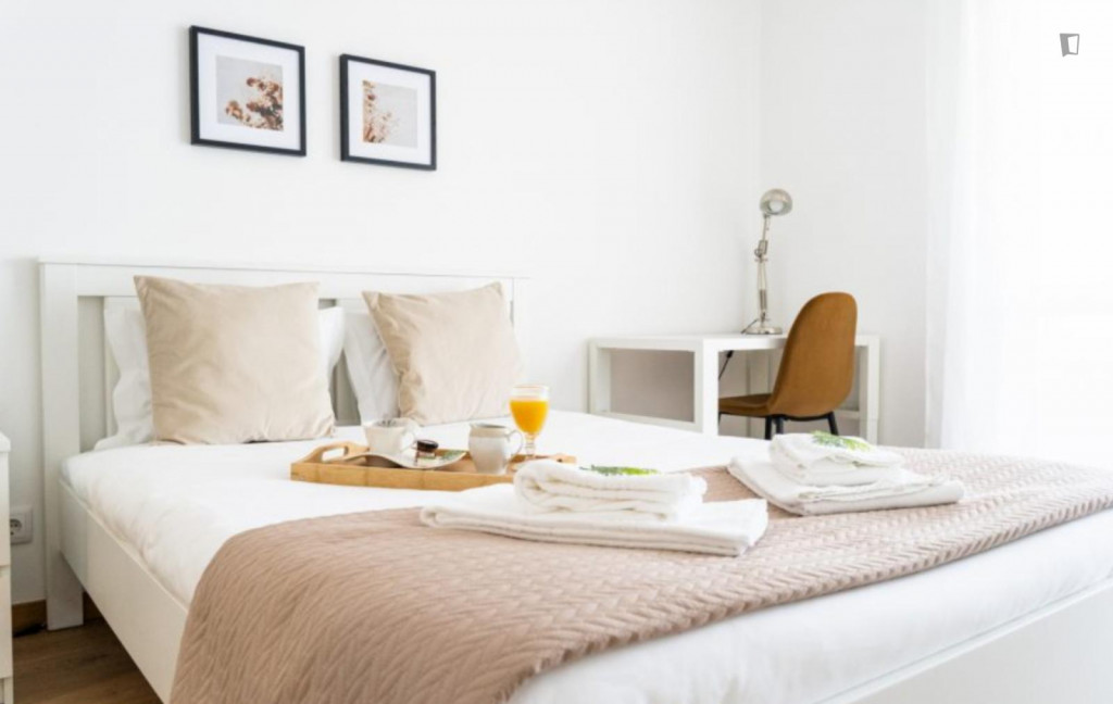 Charming double ensuite bedroom close to Igreja do Carmo - Braga - chambre - ImmoJeune