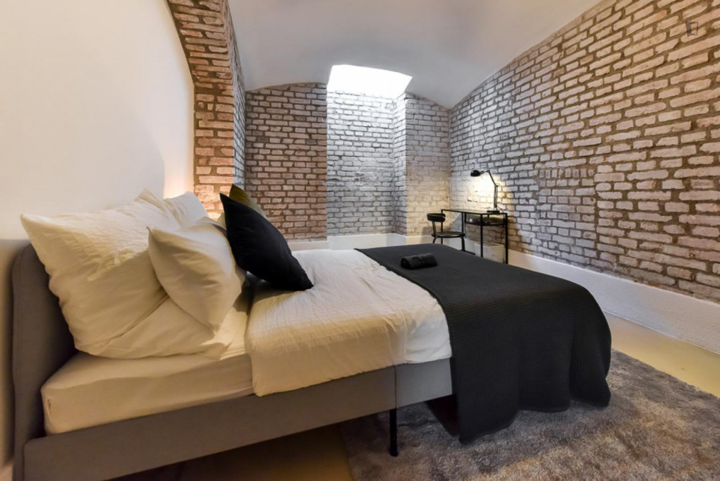 Welcoming double bedroom near the Abstellanl. Sendl. Tor U3/U6 metro