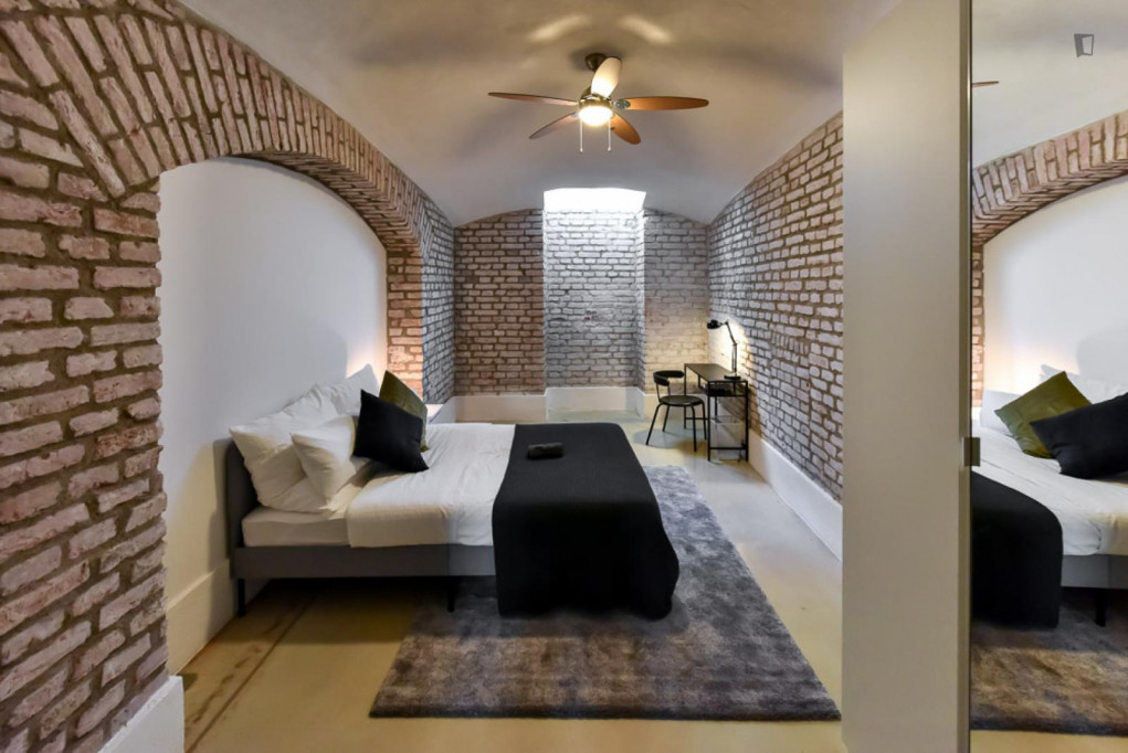 Welcoming double bedroom near the Abstellanl. Sendl. Tor U3/U6 metro