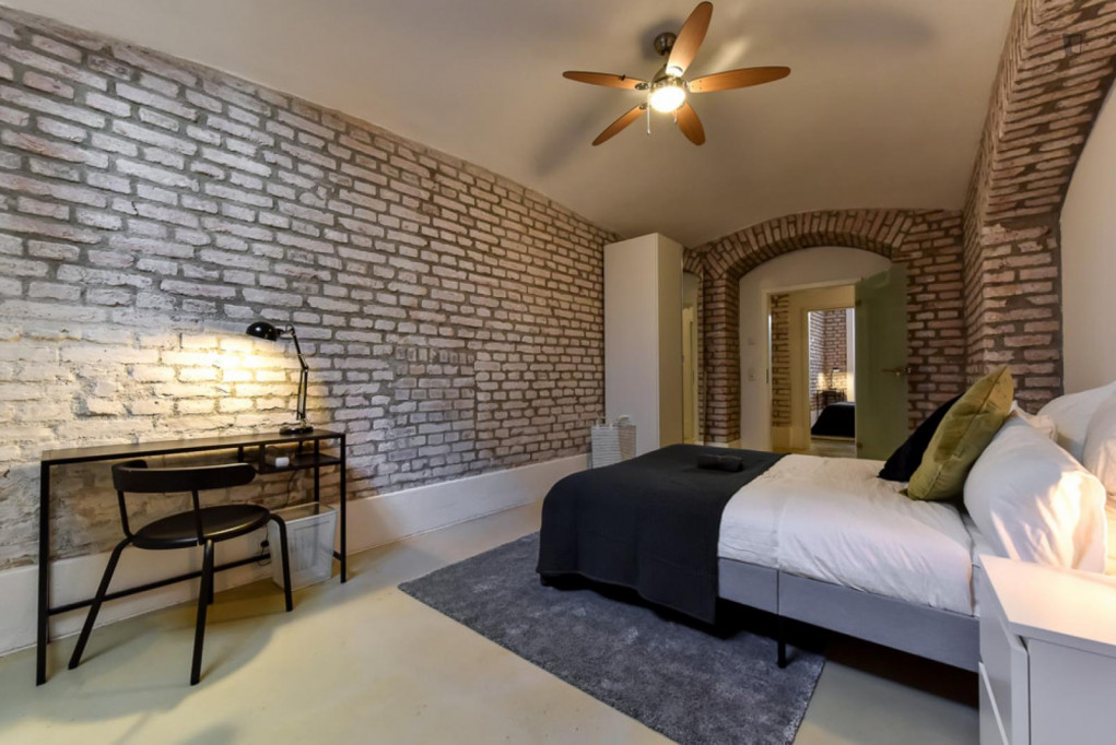 Welcoming double bedroom near the Abstellanl. Sendl. Tor U3/U6 metro