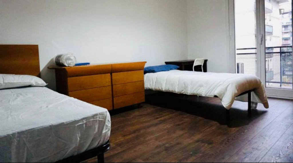 Single bed in twin bedroom, with balcony, in 3-bedroom apartment - Milan - chambre - ImmoJeune