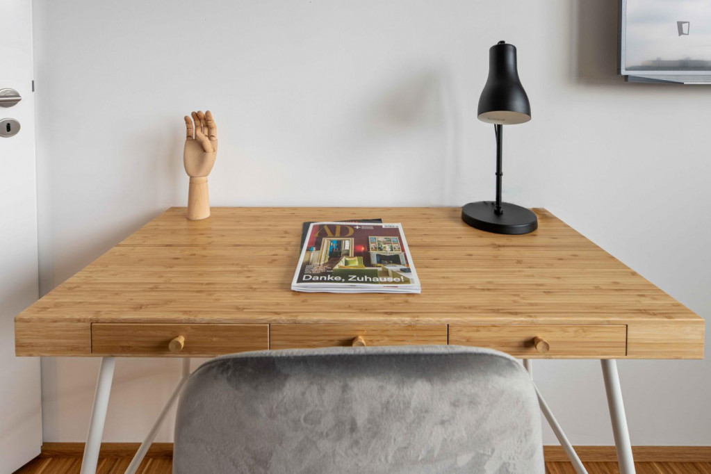 Cool double bedroom in a 4-bedroom apartment in Sendling-Westpark