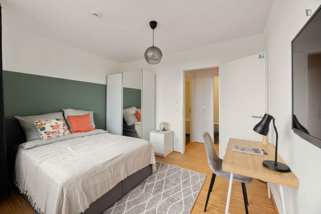 Cool double bedroom in a 4-bedroom apartment in Sendling-Westpark