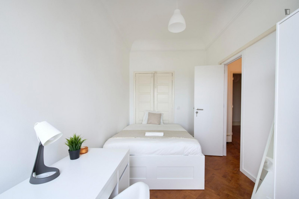 Lovely double bedroom close to Marquês de Pombal metro station - Lisbonne - chambre - ImmoJeune
