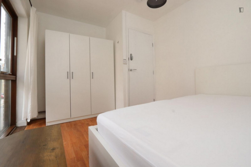 Modern double bedroom close to Langdon Park tube station  - London - chambre - ImmoJeune